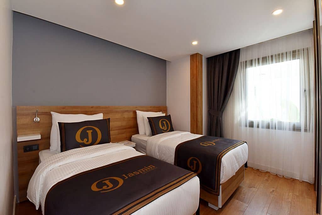 rooms-three-bedroom-apartmentpool-view