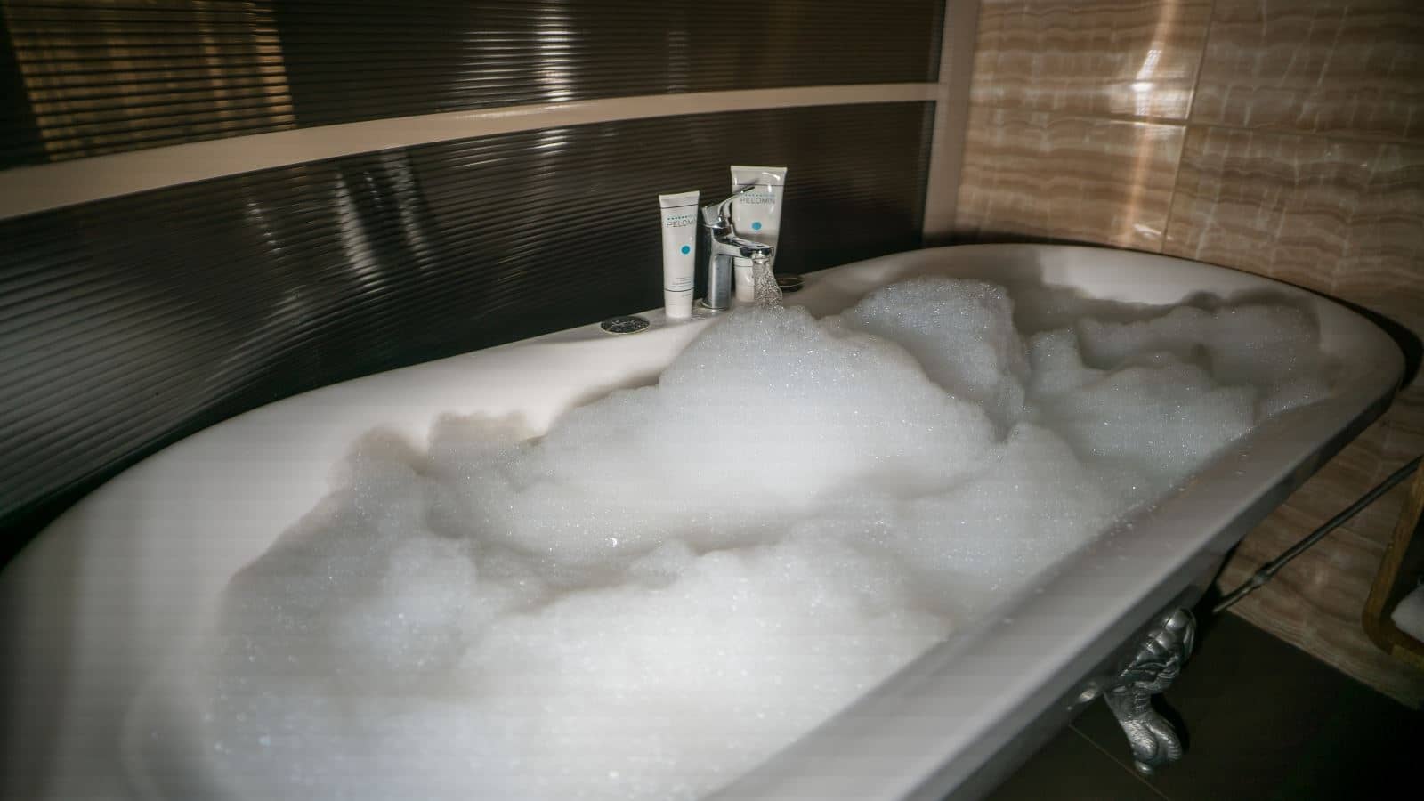 rooms-deluxe-room