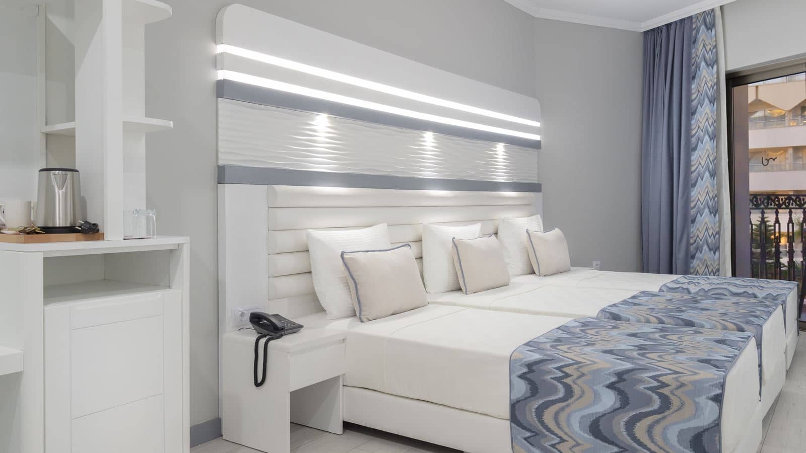 rooms-deluxe-family-pool-view