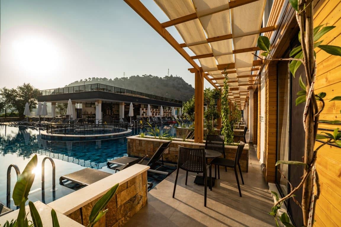 rooms-deluxe-swim-up-room