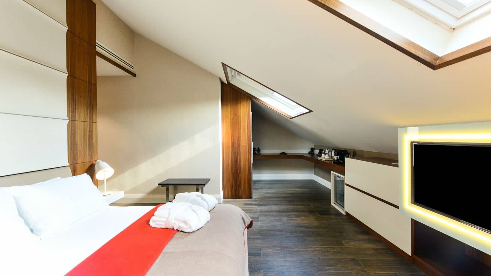 rooms-suite-with-jacuzzi