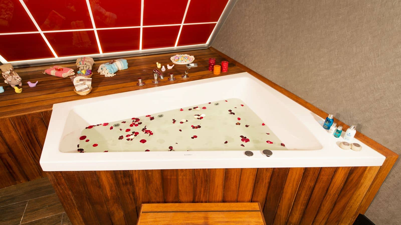 rooms-suite-with-jacuzzi