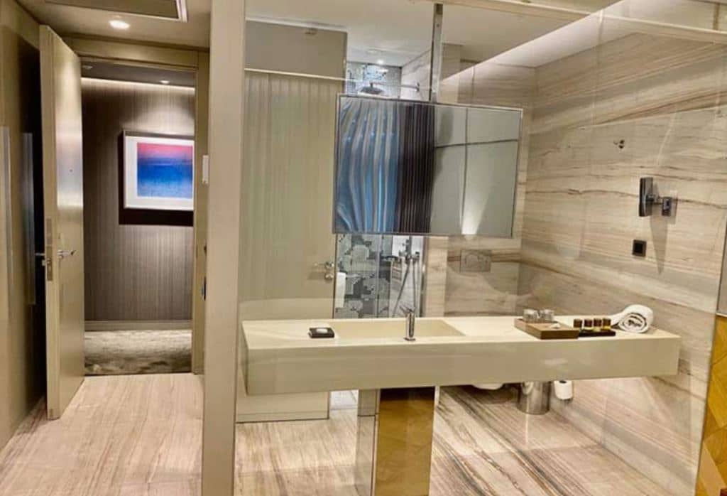 rooms-deluxe-king-room