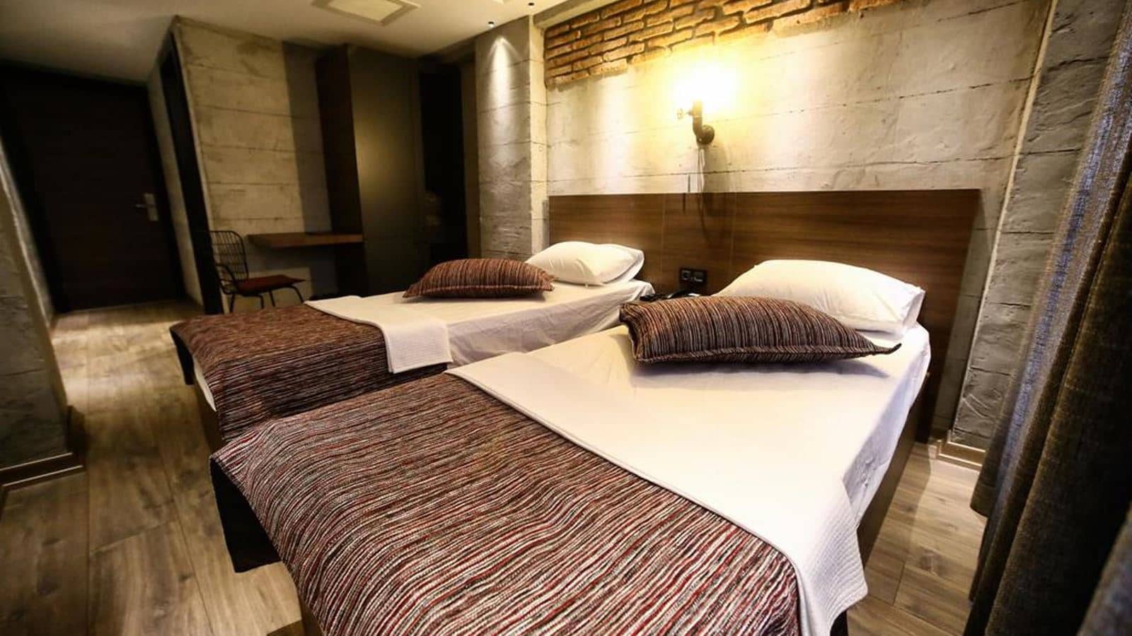 rooms-quadruple-with-double-bed