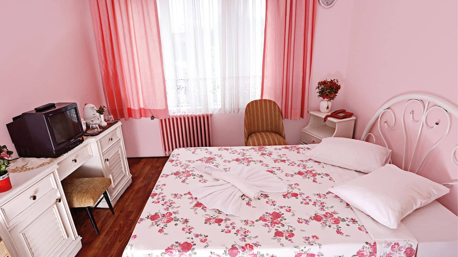 rooms-single-with-shared-bathroom