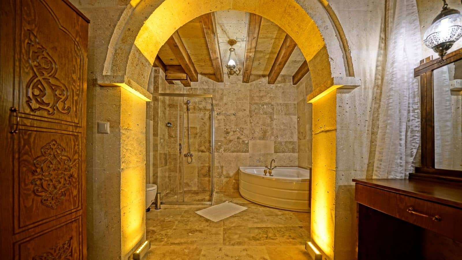 rooms-family-and-honeymoon-suite-room