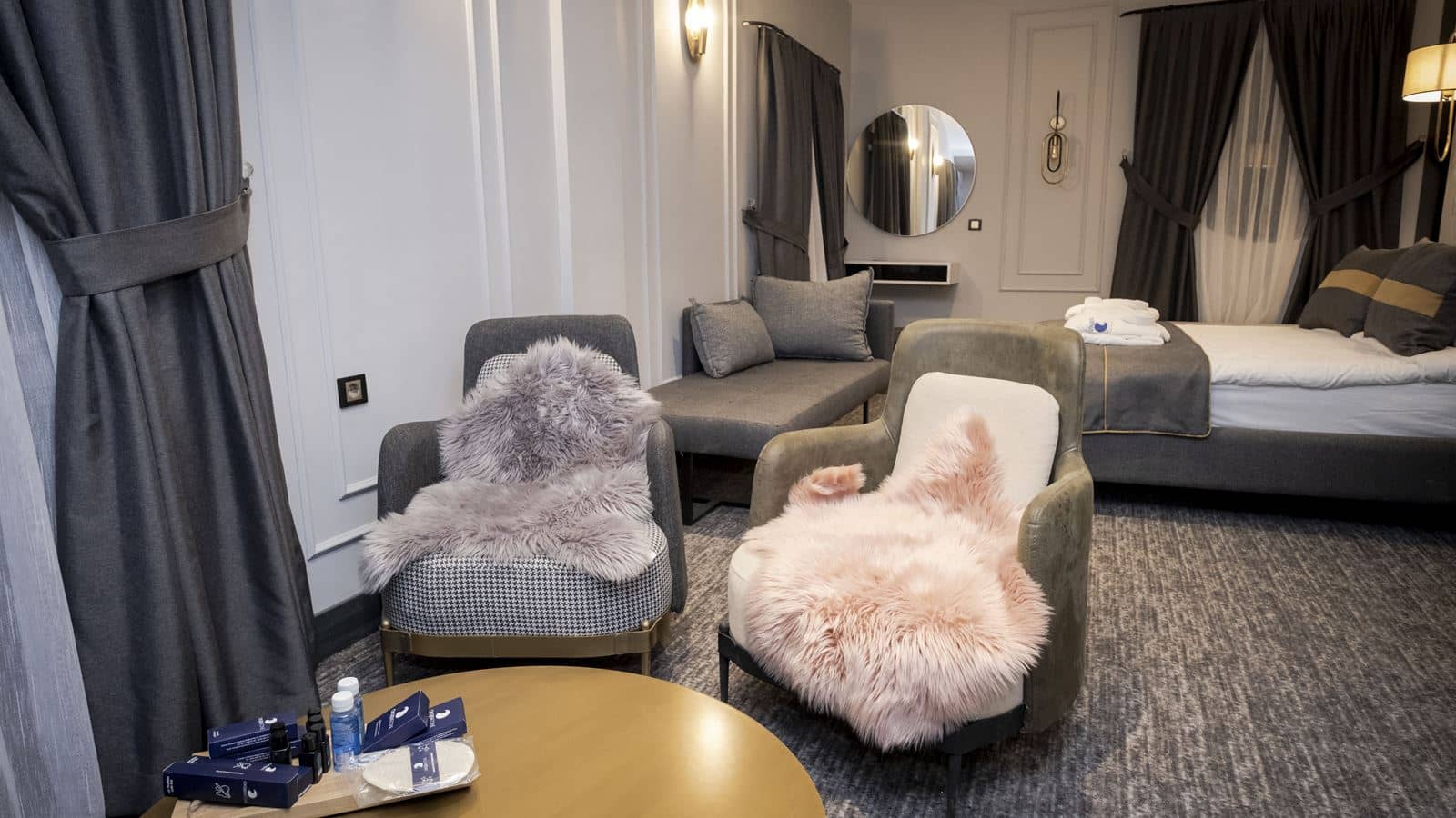 rooms-luxury-suitefireplace-room