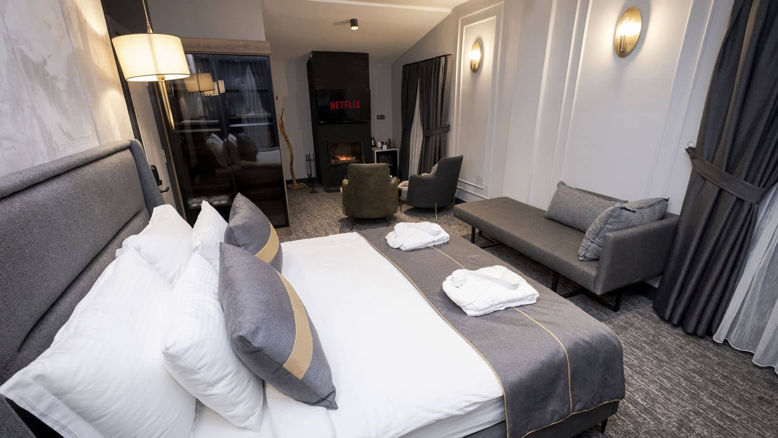 rooms-luxury-suitefireplace-room