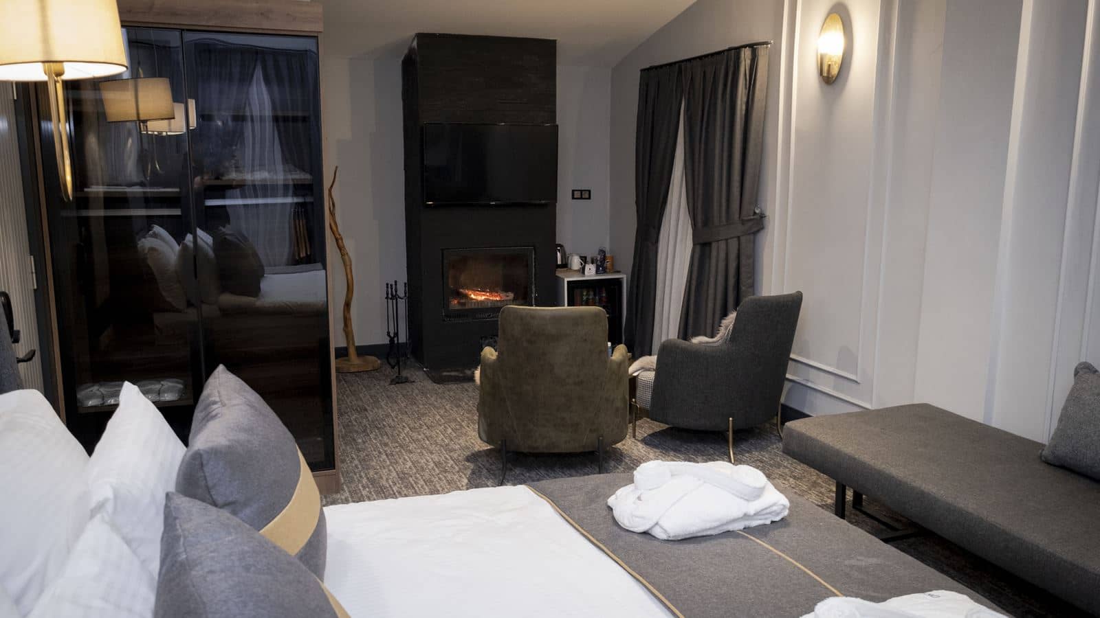 rooms-luxury-suitefireplace-room