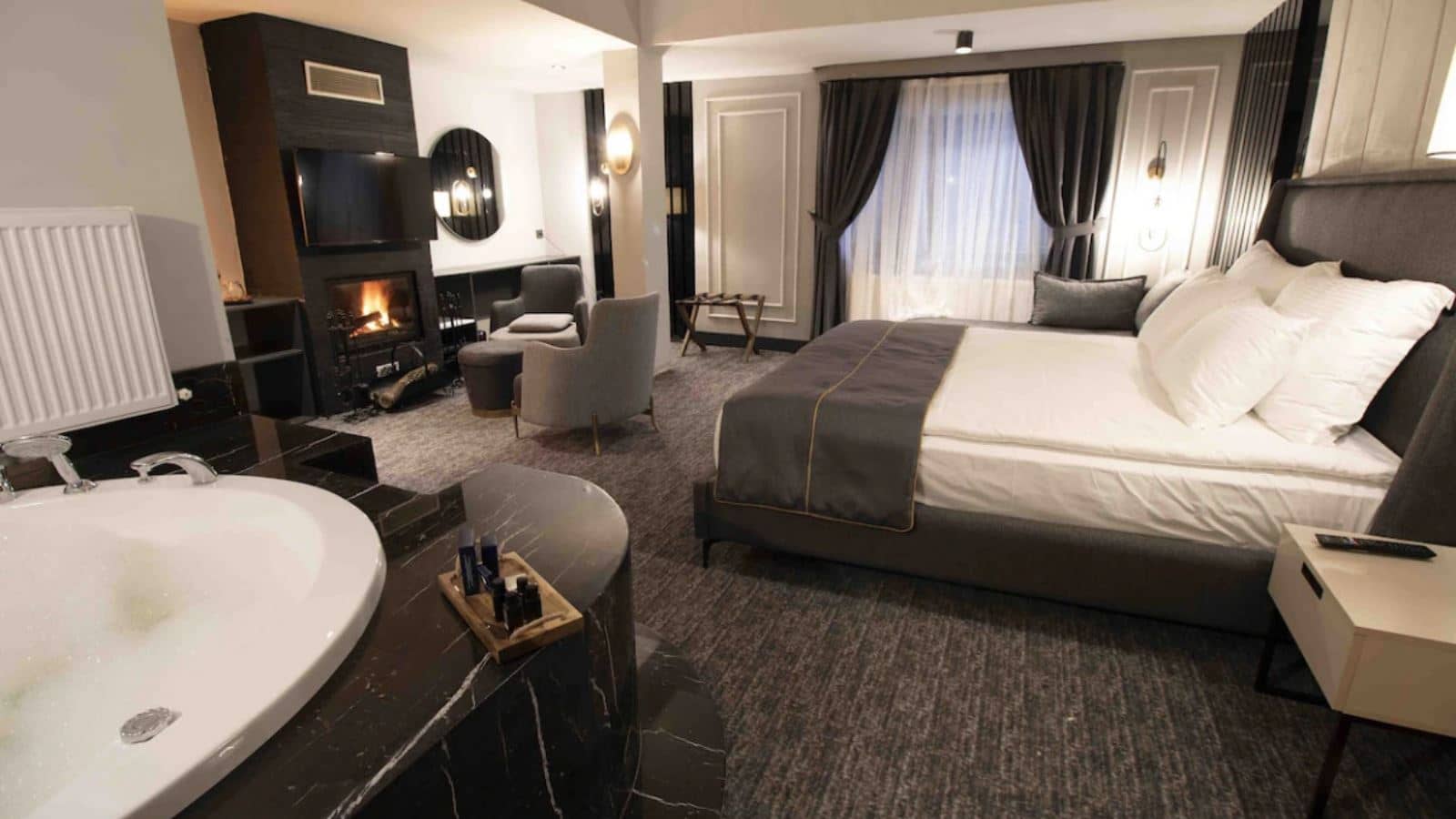 rooms-luxury-suitefireplace-+-jaccuzi-room