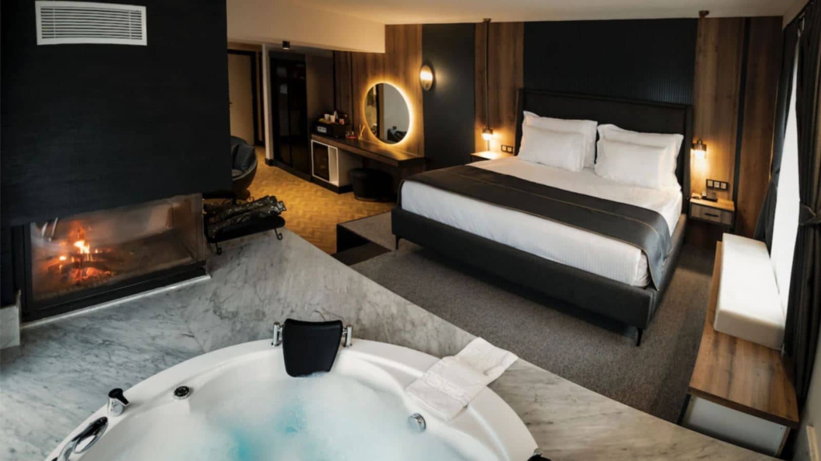 rooms-luxury-suitefireplace-+-jaccuzi-room