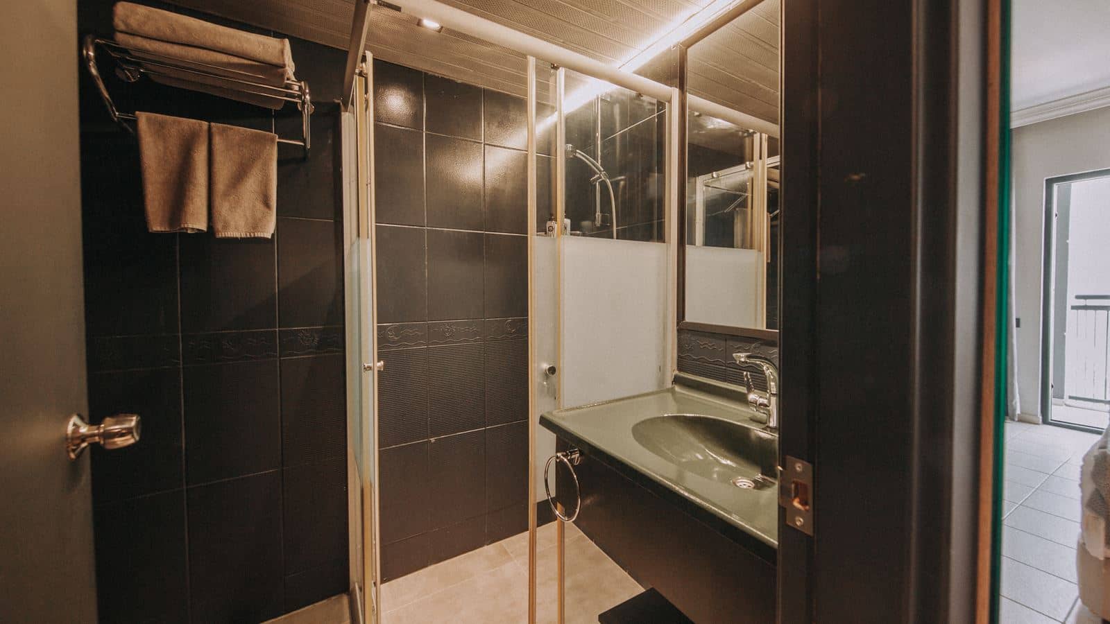 rooms-suit-room
