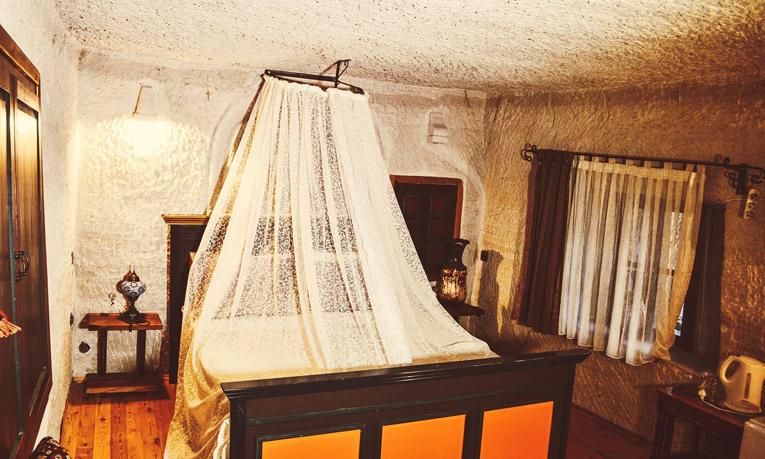 rooms-cave-jacuzzi-room