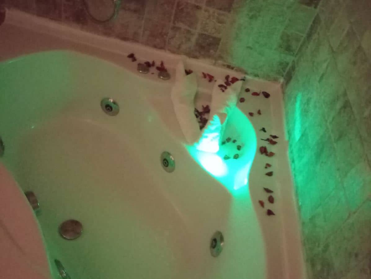 rooms-cave-jacuzzi-room