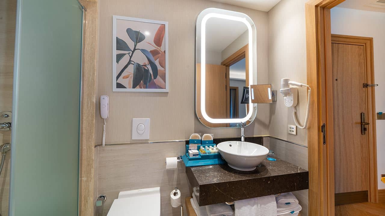 rooms-family-room-pool-direct-access