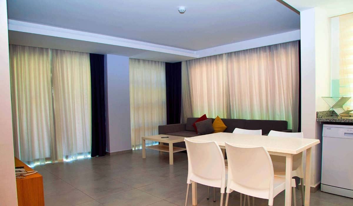 rooms-suit-family-room-with-2-bedroom