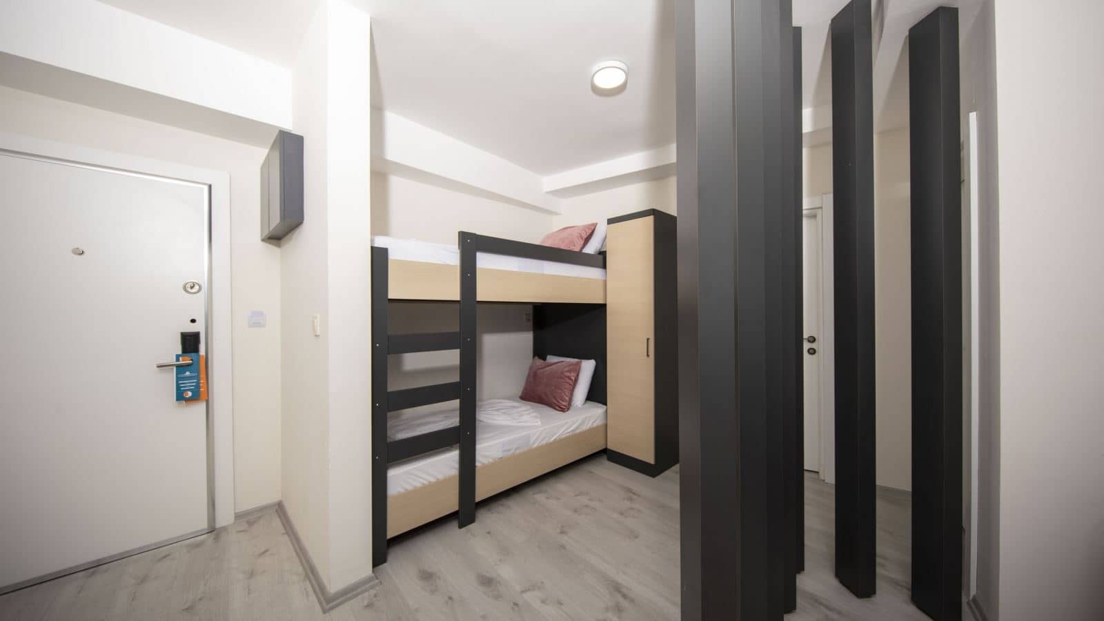 rooms-economy-family-room