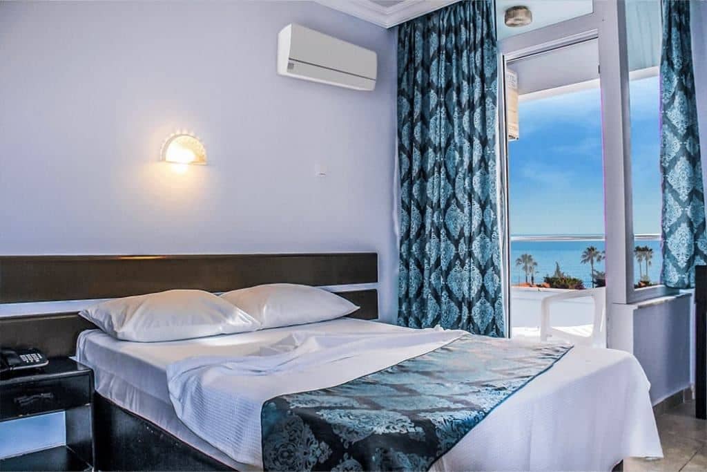 rooms-standard-room-pool-view