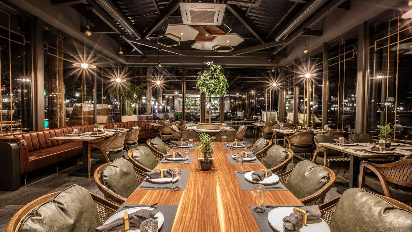 restaurants-lucky-restobar-international
