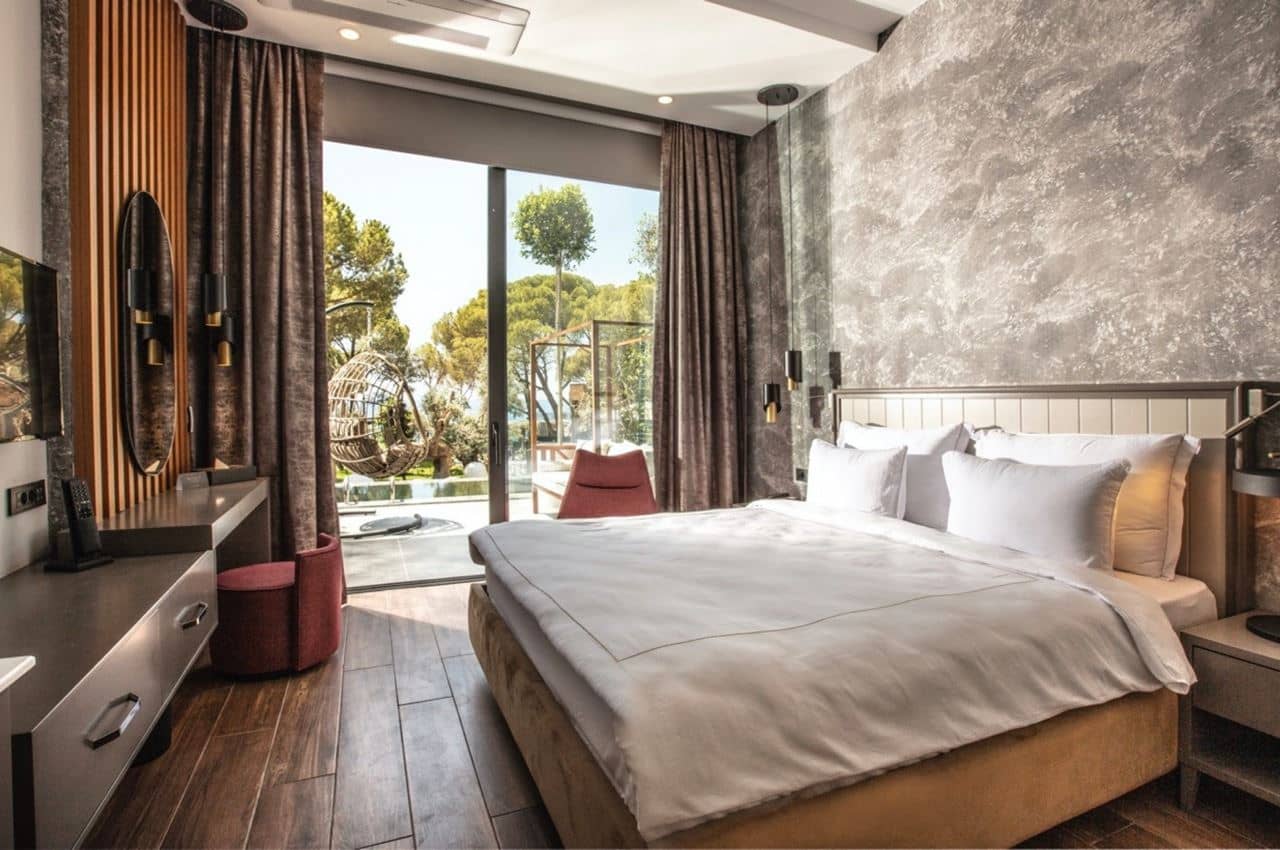 rooms-swim-up-comfort-room-main-building