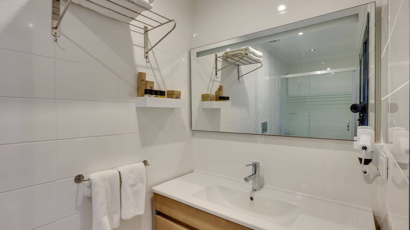 rooms-deluxe-room-land-view