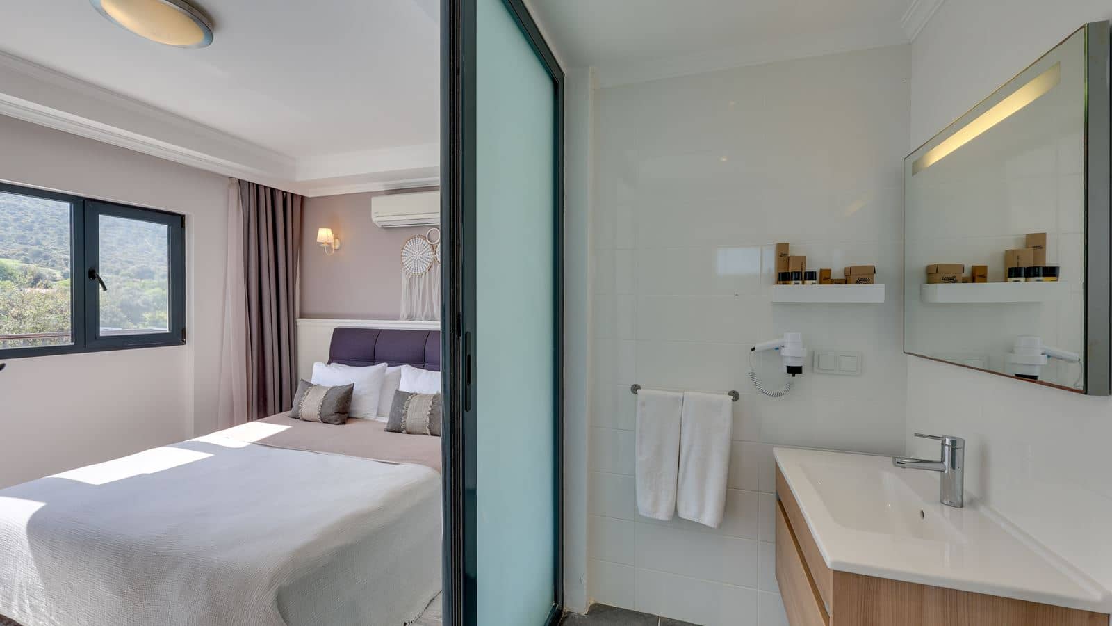rooms-deluxe-room-pool-view
