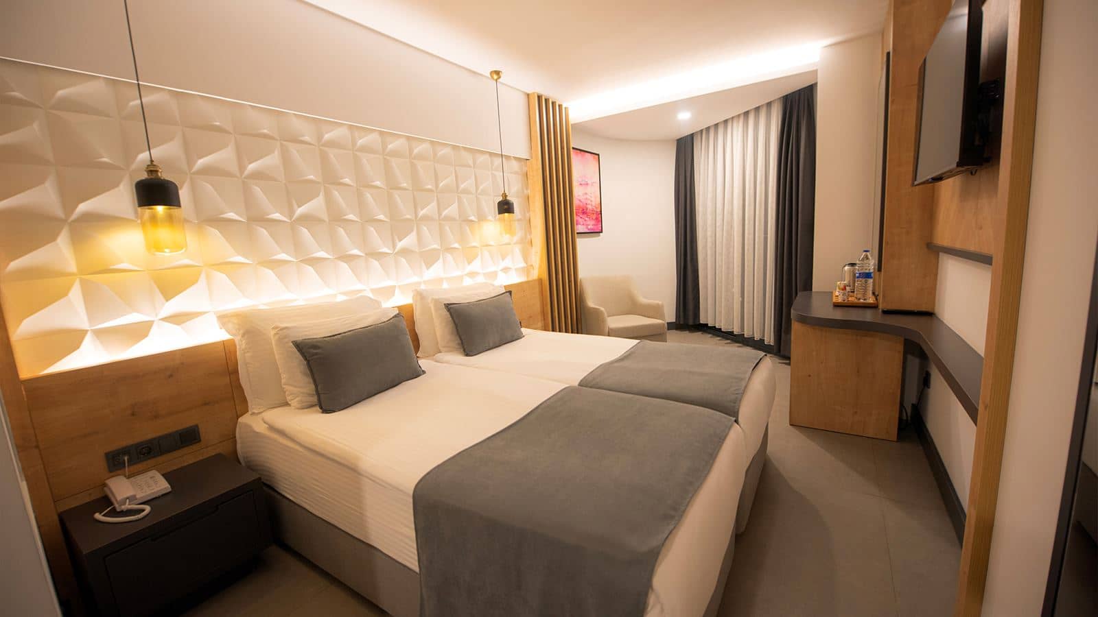 rooms-deluxe-room-balcony