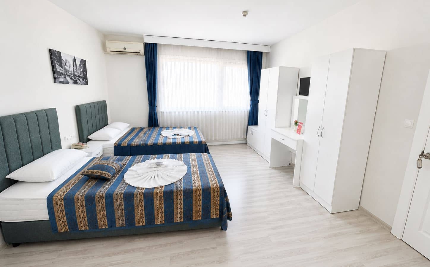 rooms-standard-family-room