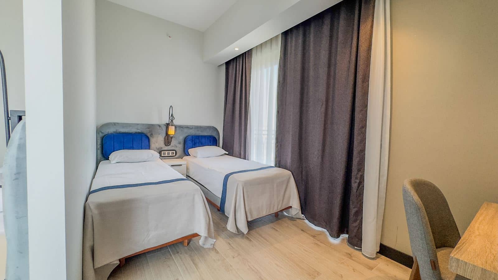 rooms-family-room-1-bedroom-land-view