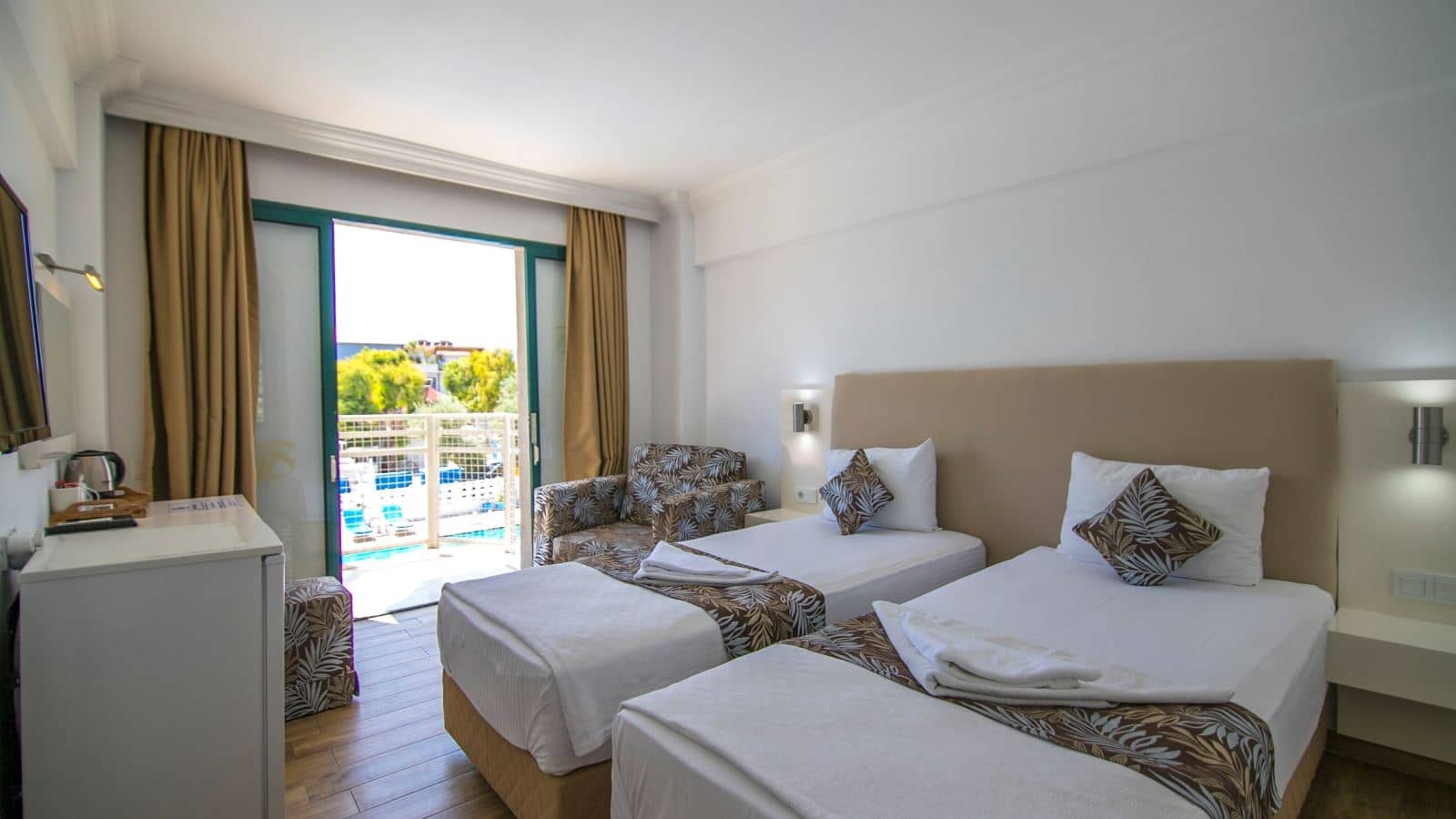 rooms-standart-deniz-ve-havuz-manzarali-oda