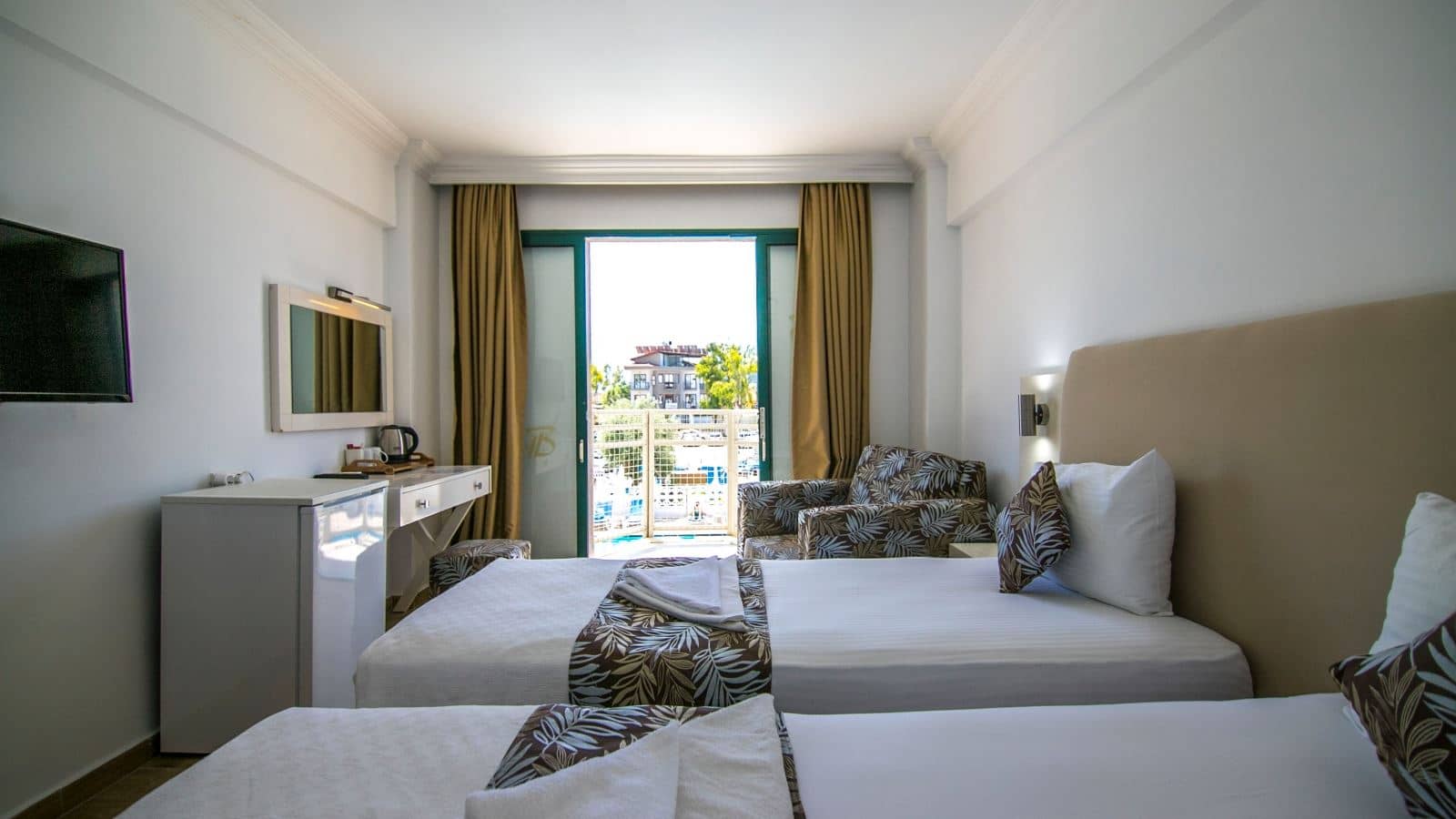 rooms-standart-deniz-ve-havuz-manzarali-oda