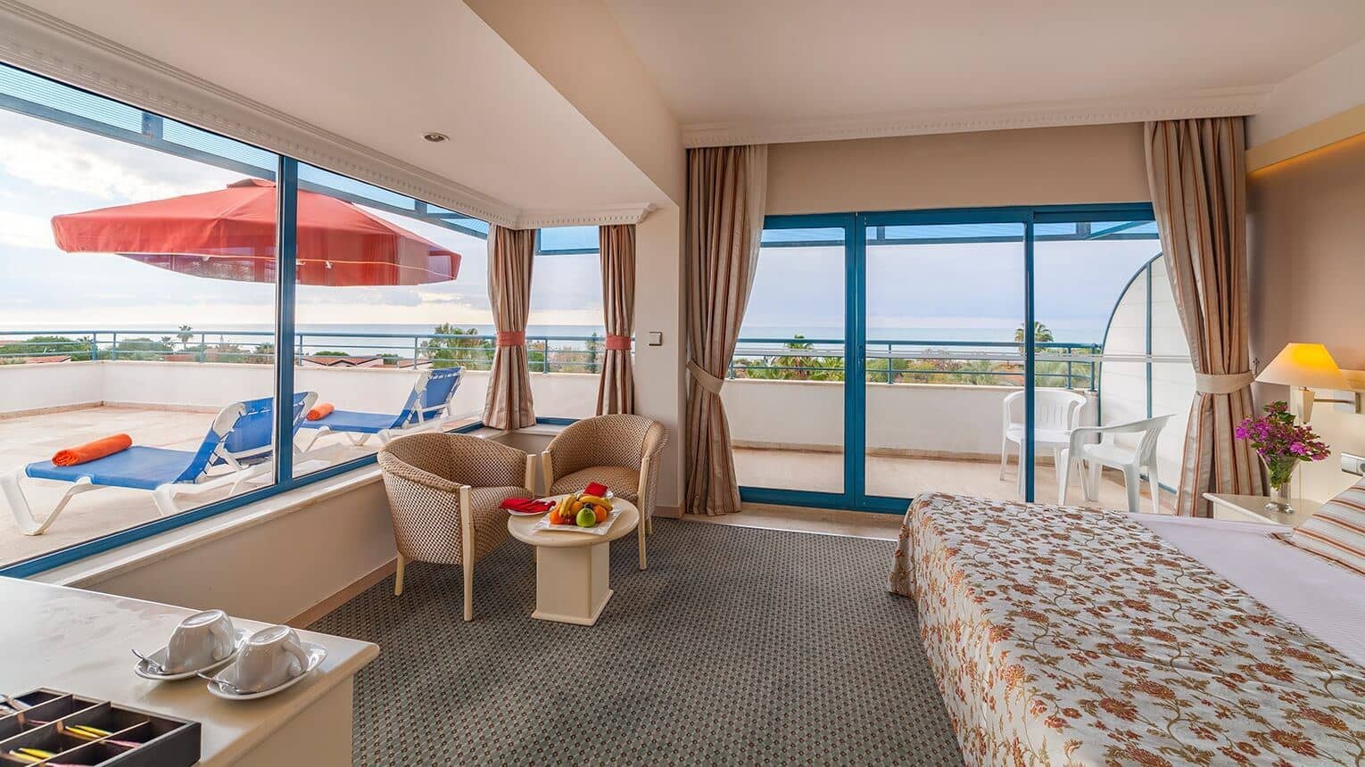 rooms-hotel-corner-terrace-room