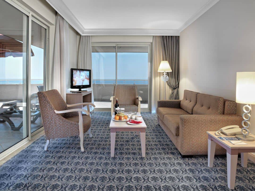 rooms-corner-jacuzzi-suite-sea-view