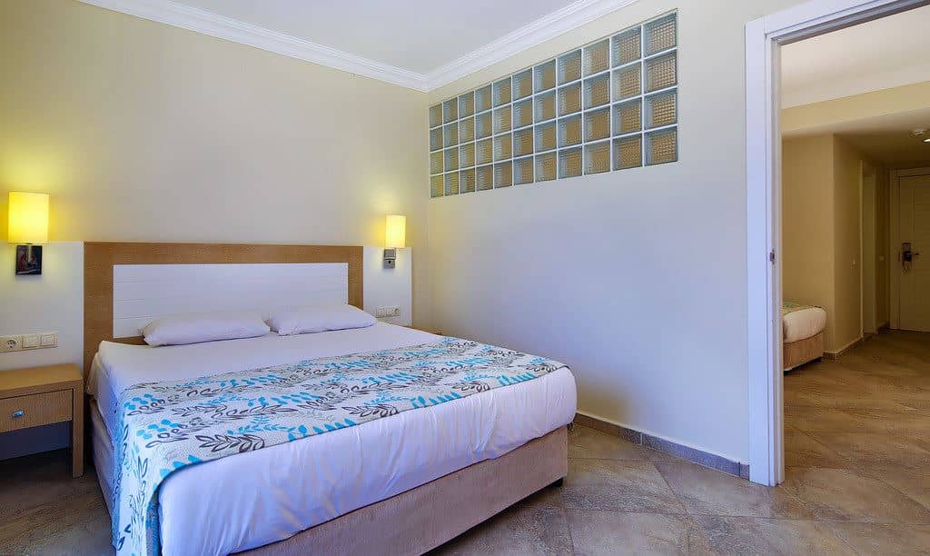 rooms-family-room-land-view-with-bunkbed