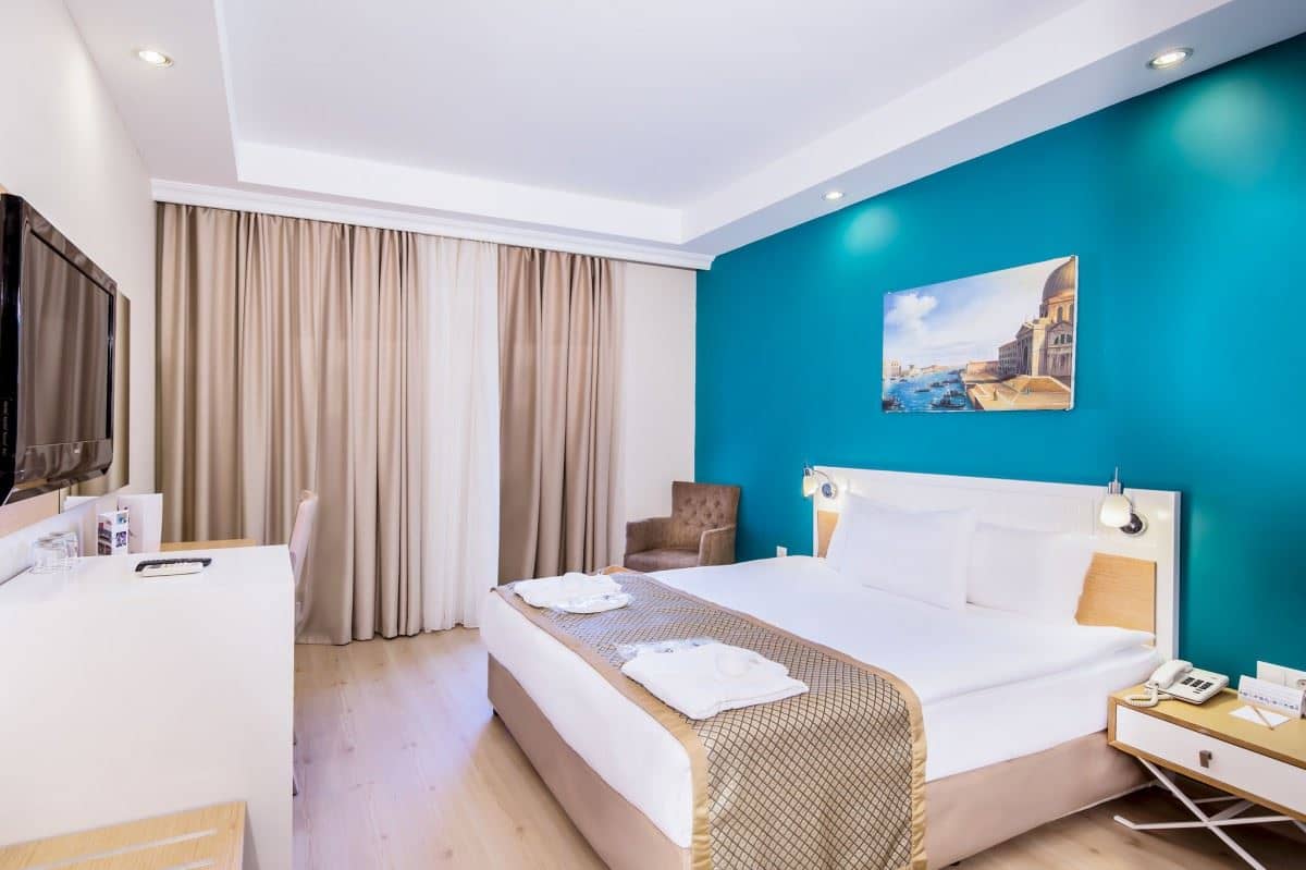 rooms-family-room-land-view