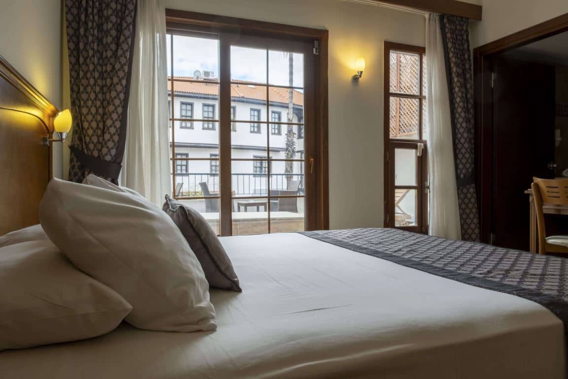 rooms-standard-deluxe-room