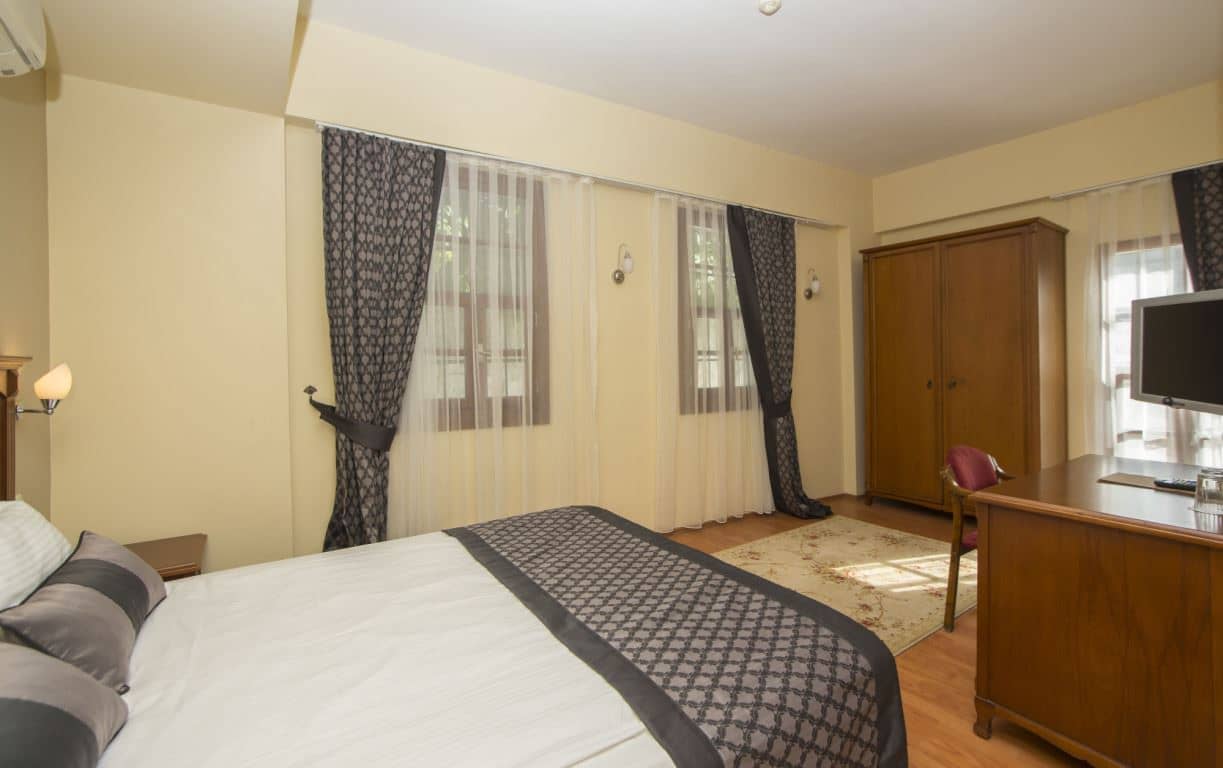 rooms-standard-deluxe-room