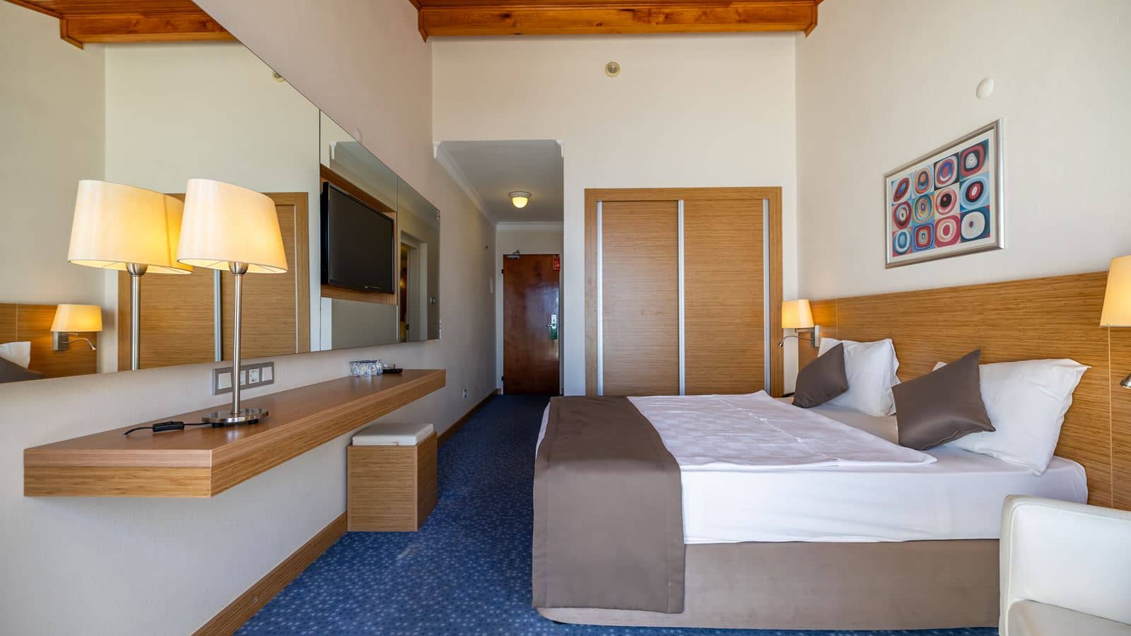 rooms-best-price-room-land-view