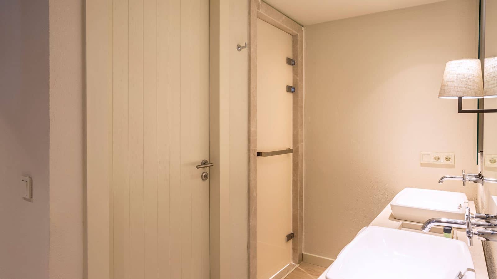 rooms-family-2-bedrooms-main-building