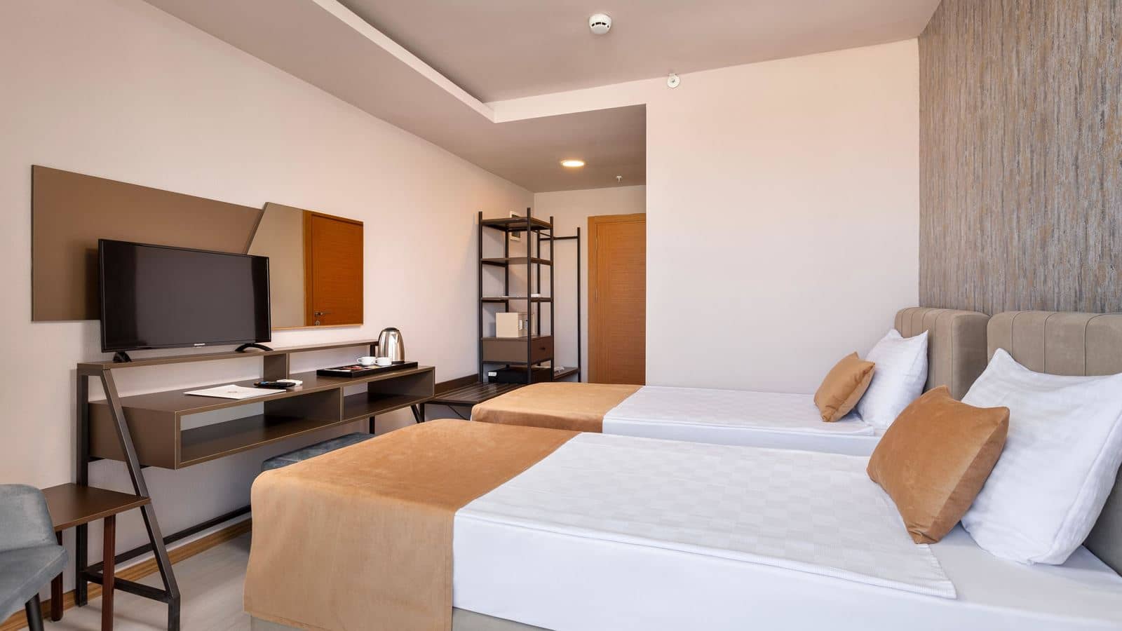 rooms-club-room-with-french-balcony