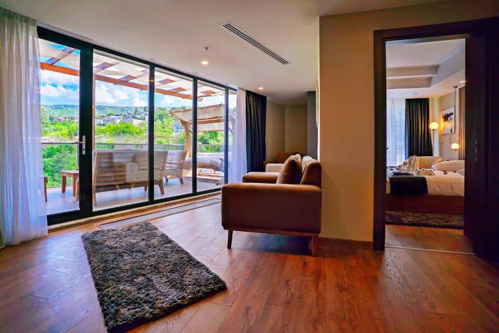 rooms-executive-suite-1+1-bahce-ve-teras-gol-manzarali
