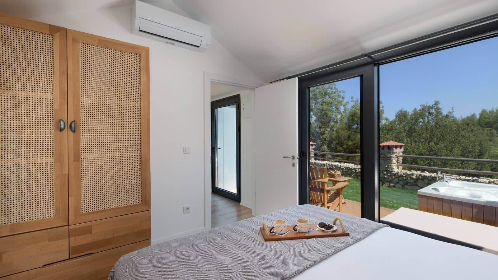 rooms-tiny-with-jacuzzi