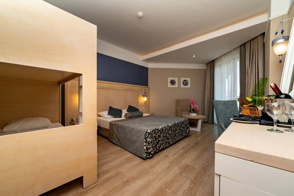 rooms-superior-bunkbed-room-side-sea-view