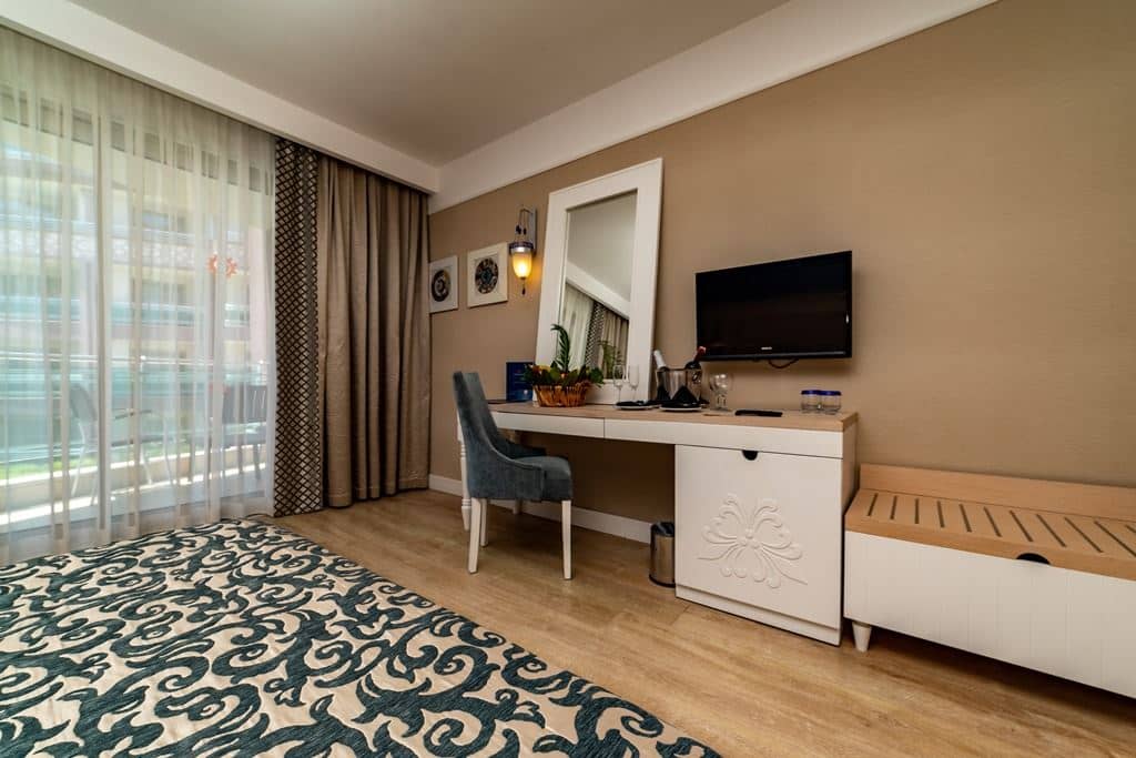 rooms-family-room-sea-view-2-bedrooms