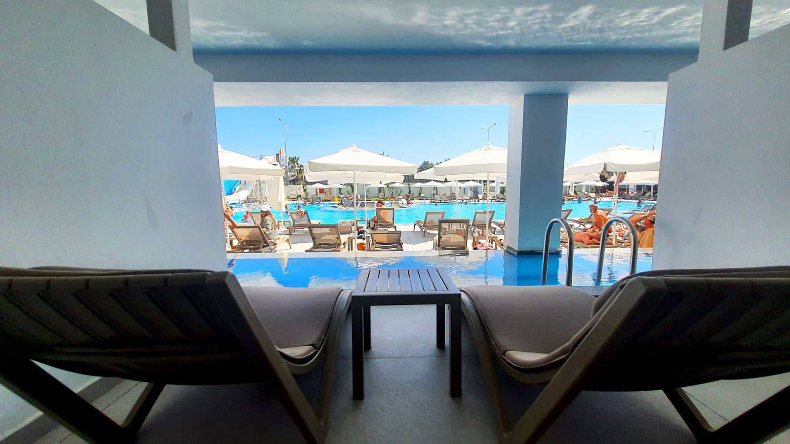 rooms-swim-up-deluxe-room