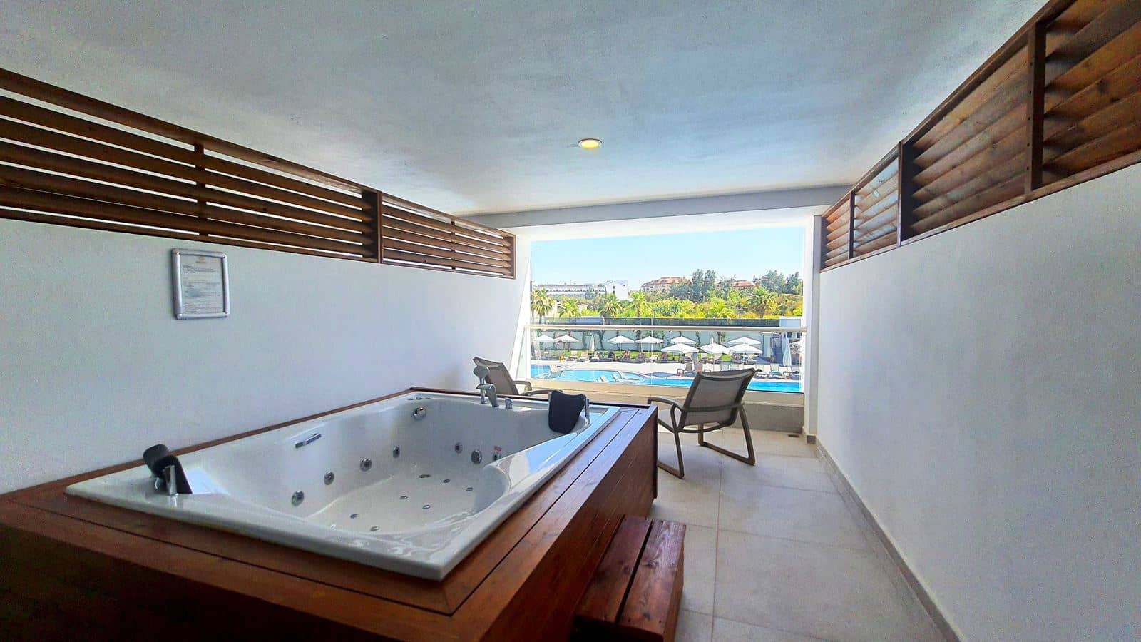 rooms-deluxe-room-with-jacuzzi-private-terrace-and-pool-view