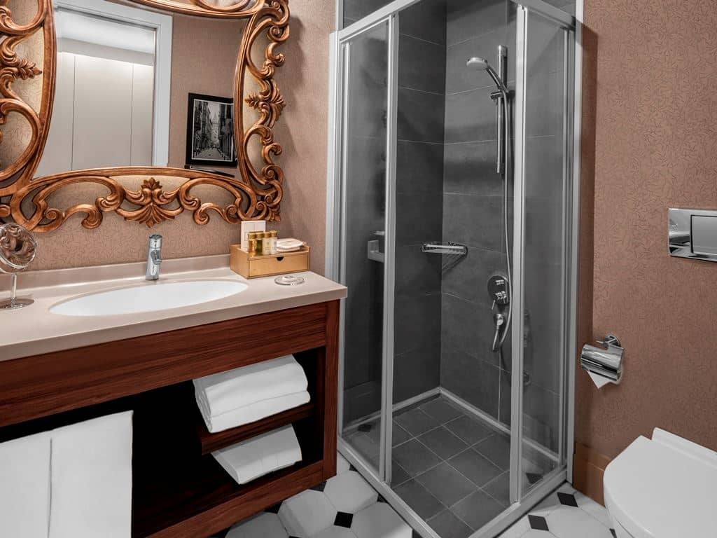 rooms-superior-room-french-bed