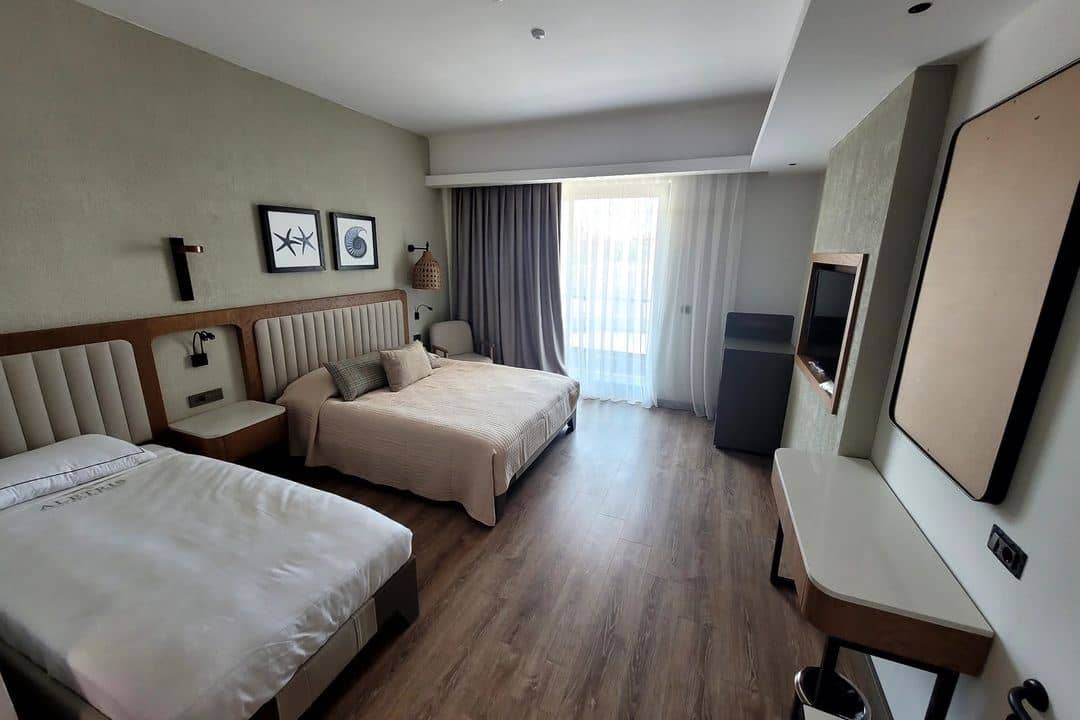 rooms-double-room-pool-view