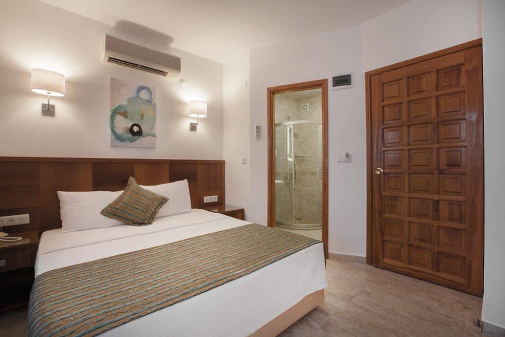 rooms-deluxe-room-frontal-sea-view