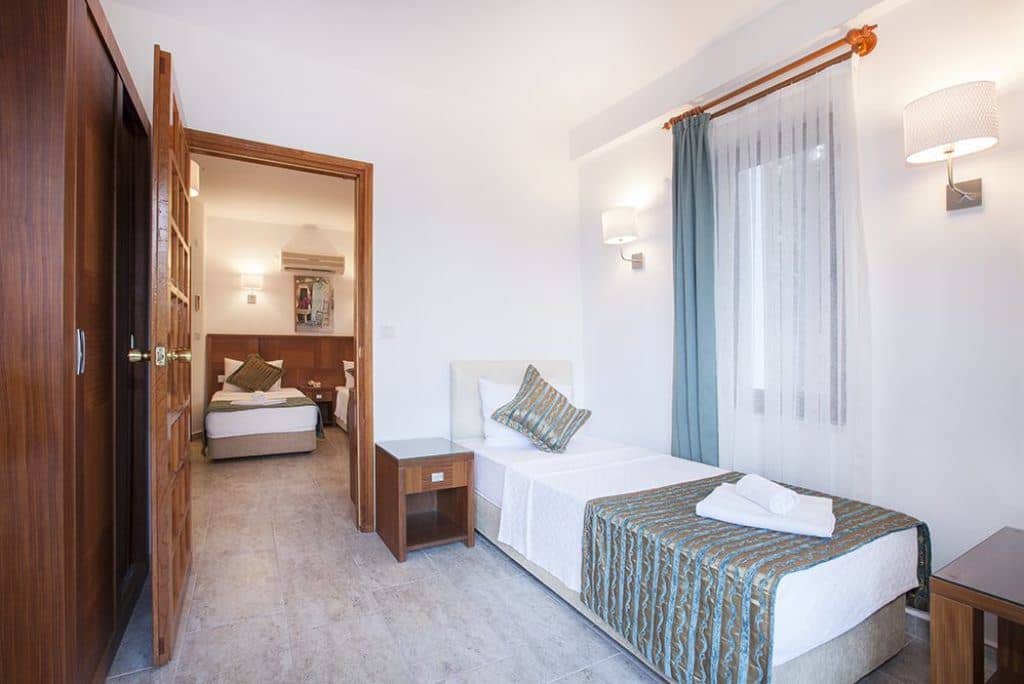rooms-family-suite-side-sea-view